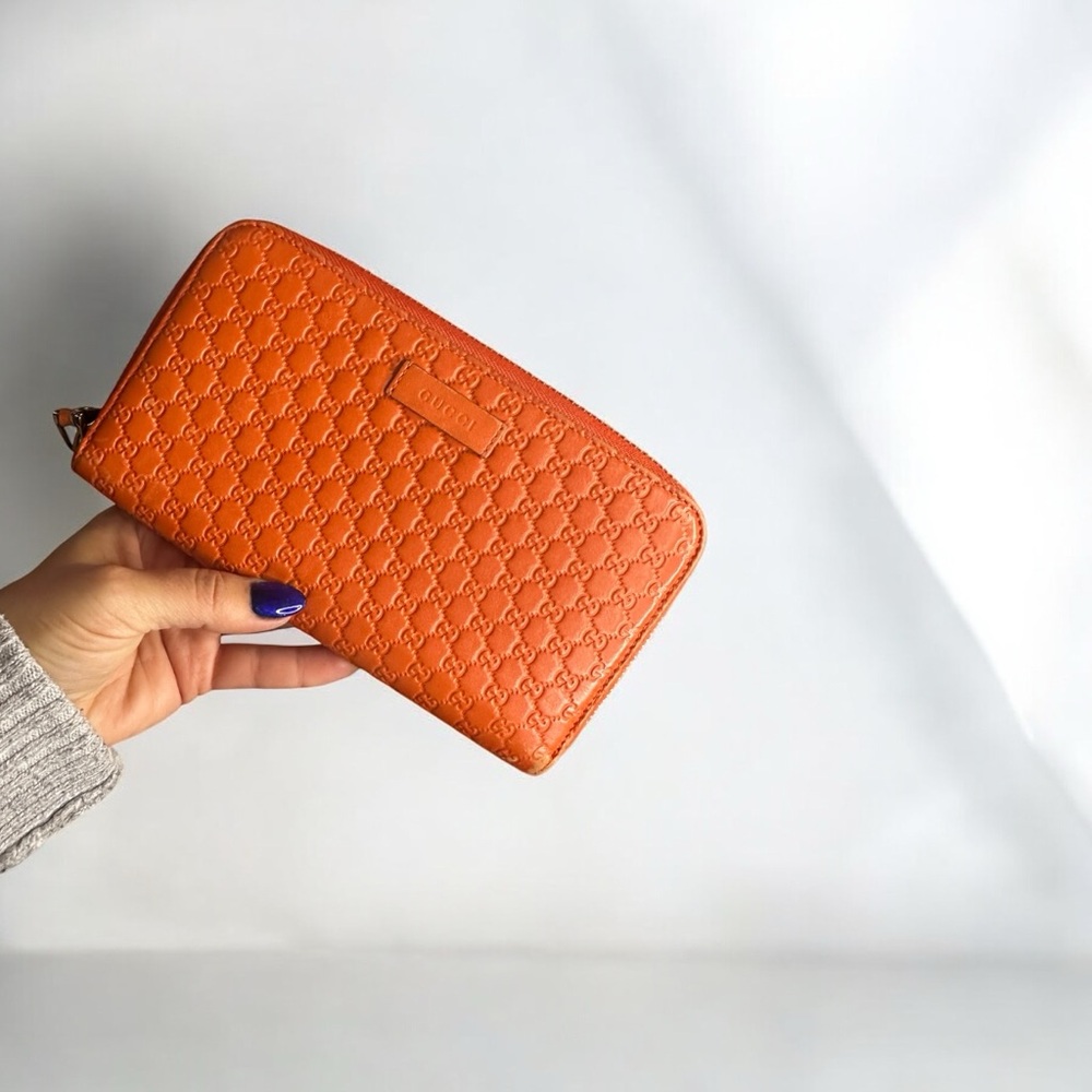 ❌sold❌Gucci Orange Wallet with Textured Surface and Zipper Closure